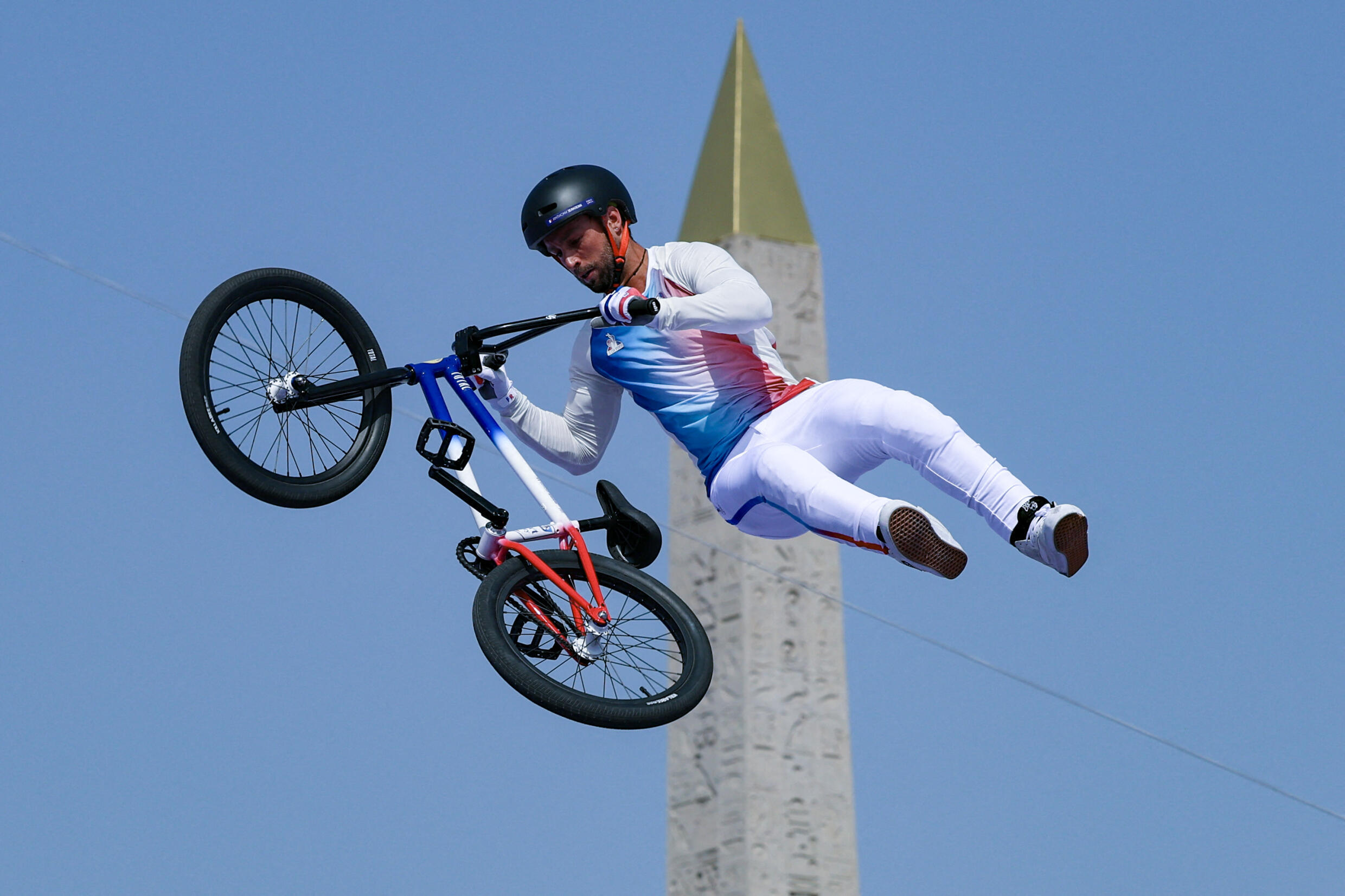 Le Français Anthony Jeanjean s'est qualifié pour la finale de l'épreuve de BMX Freestyle qui se tient place de la Concorde, devant l'obélisque, le 30 juillet 2024.