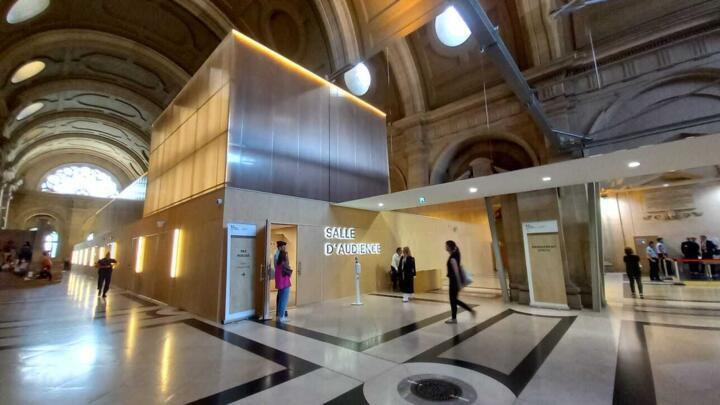 قاعة خارج صالة المحاكمة، 27 حزيران/يونيو 2022.