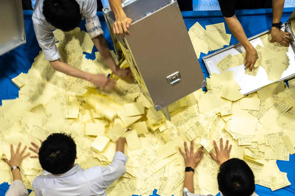 Opération de dépouillement à Tokyo, le 20 juillet 2025.