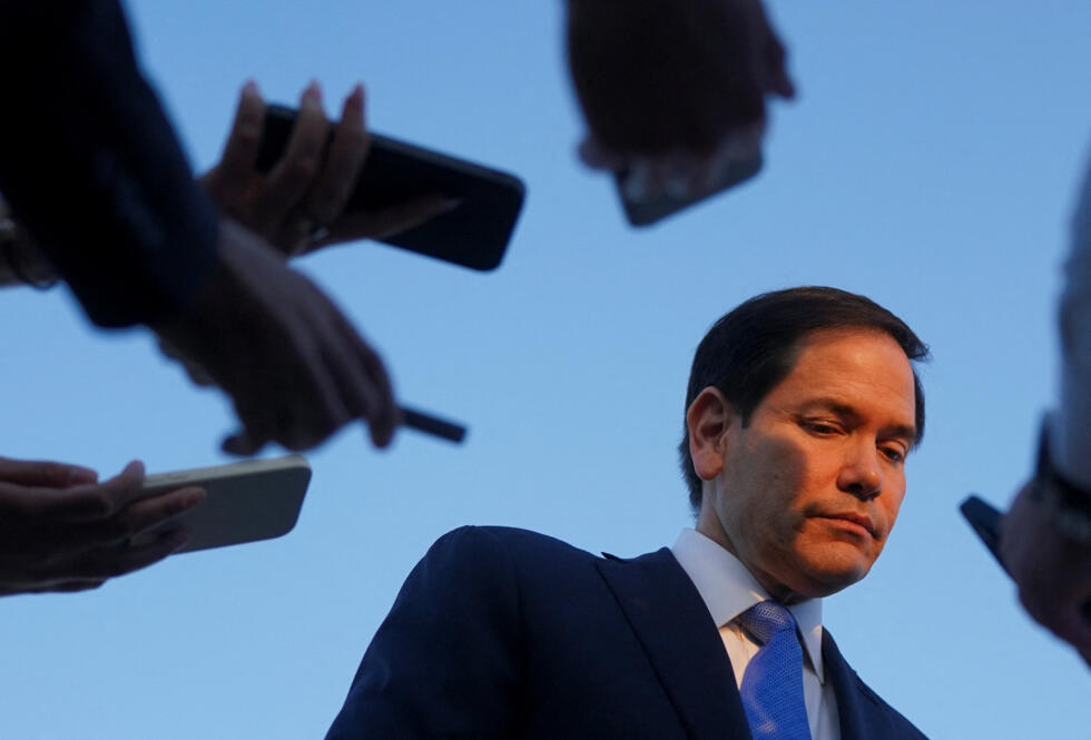 El secretario de Estado de EE. UU., Marco Rubio, escucha mientras habla con los medios de comunicación en el Aeropuerto Internacional Ben Gurión, al partir de Tel Aviv hacia Catar tras una visita oficial, cerca de Lod, Israel, el 16 de septiembre de 2025.