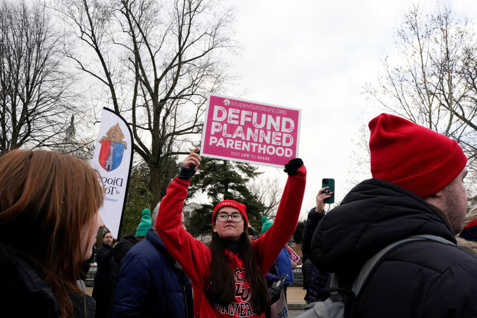 Una mujer sostiene una pancarta mientras manifestantes antiabortistas se reúnen frente al Tribunal Supremo de EE.UU. durante la "Marcha por la Vida" anual, en Washington, EE.UU., 24 de enero de 2025.