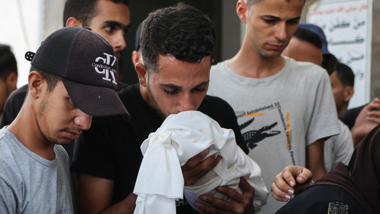 مقتل عشرات الفلسطينيين في قصف جوي ومدفعي إسرائيلي على قطاع غزة