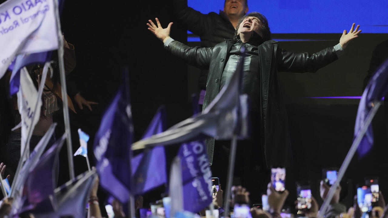 El presidente Javier Milei encabeza un mitin electoral previo a las elecciones legislativas, en Moreno, provincia de Buenos Aires, Argentina, el 3 de septiembre de 2025.