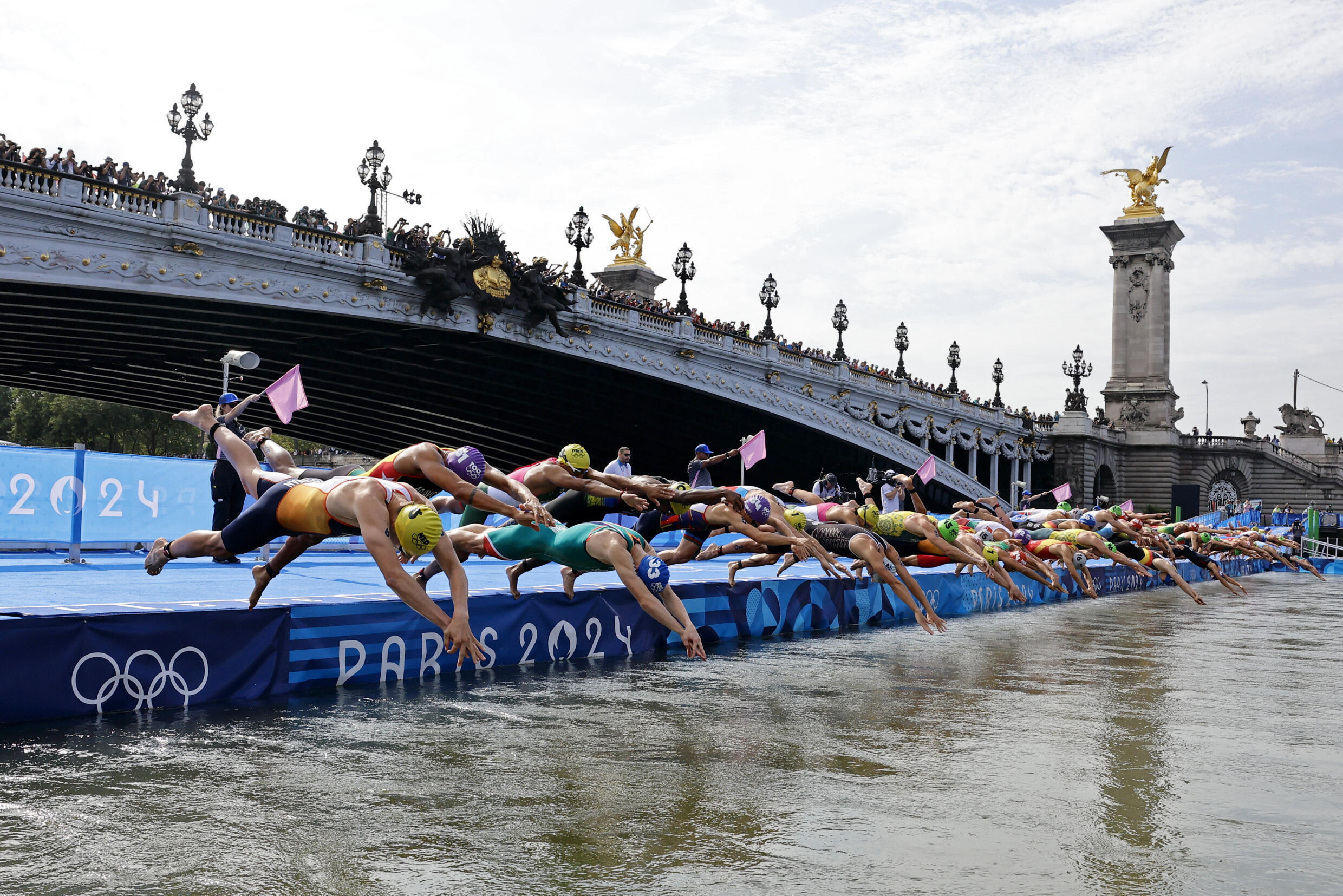Départ du triathlon masculin aux JO de Paris.
