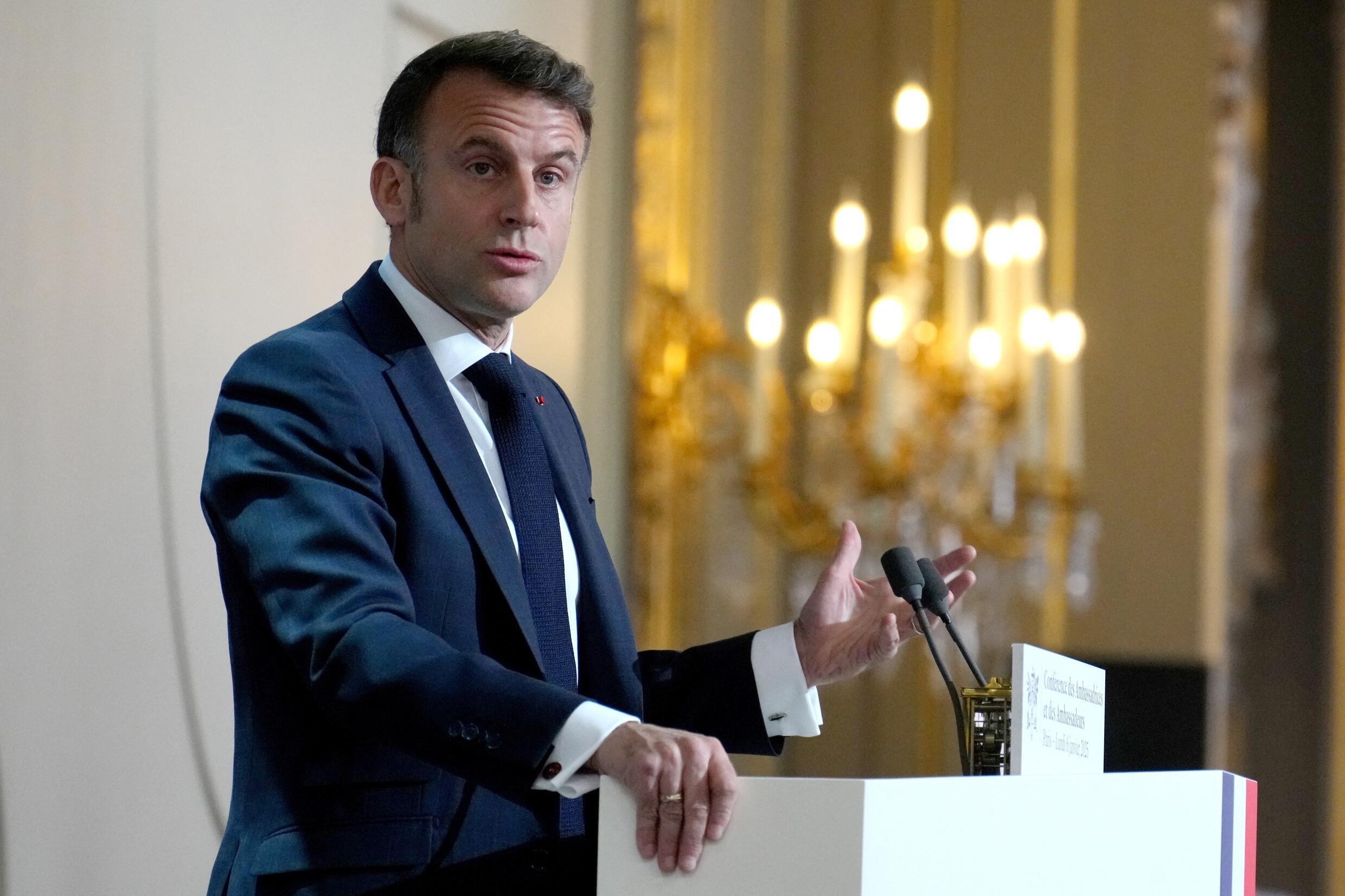 Le président français Emmanuel Macron prononce son discours devant les ambassadeurs de France en poste dans le monde, le 6 janvier 2025 au palais de l'Élysée à Paris.