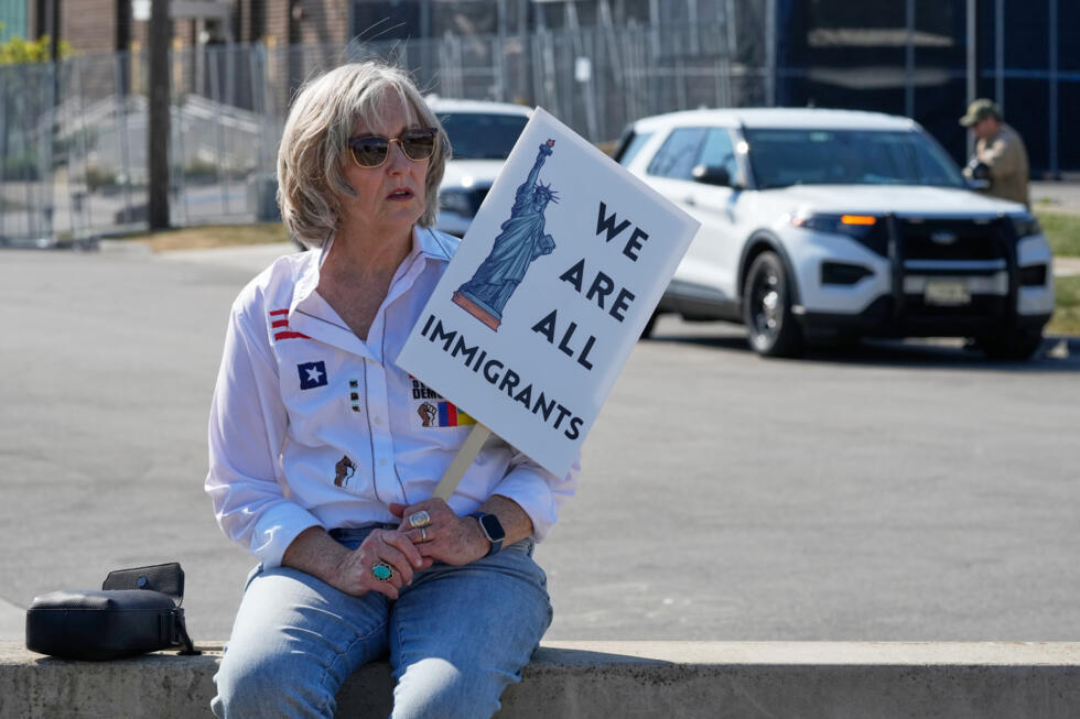 Una mujer sostiene un cartel de apoyo a los inmigrantes en las afueras de un centro de procesamiento de ICE en Chicago durante una protesta el 6 de octubre de 2025.