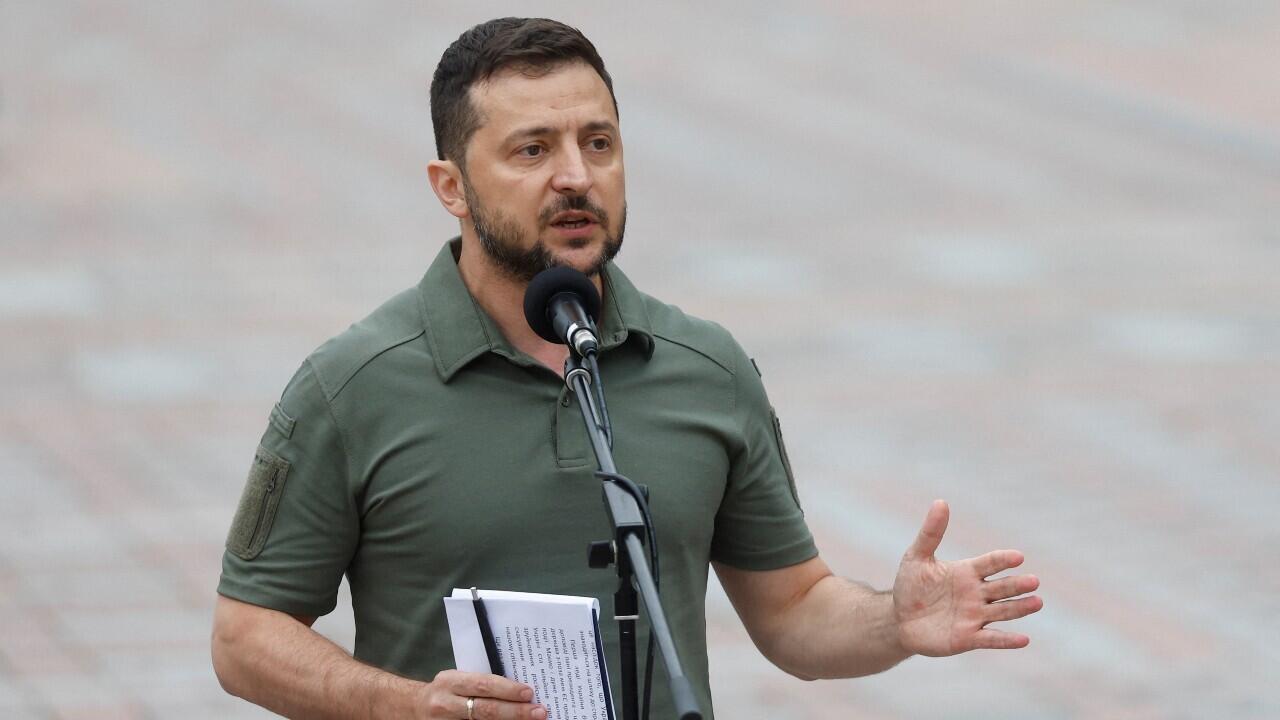 El presidente de Ucrania, Volodímir Zelenski, asiste a una conferencia de prensa conjunta con la presidenta de la Comisión Europea, Ursula von der Leyen, para avanzar en el proceso de adhesión de Ucrania a la Unión Europea, en medio de la guerra lanzada por Rusia- En Kiev, Ucrania, el 15 de septiembre de 2022.