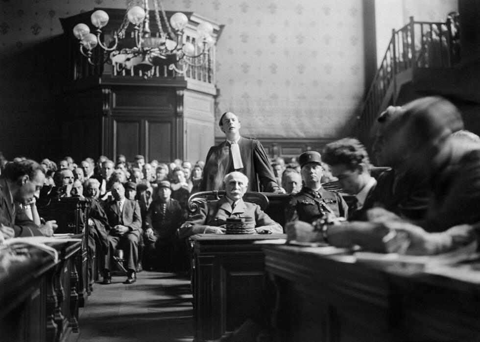 Maître Jacques Isorni, l'un des trois avocats du maréchal Pétain, prononce sa plaidoirie devant la Haute Cour de justice de Paris.
