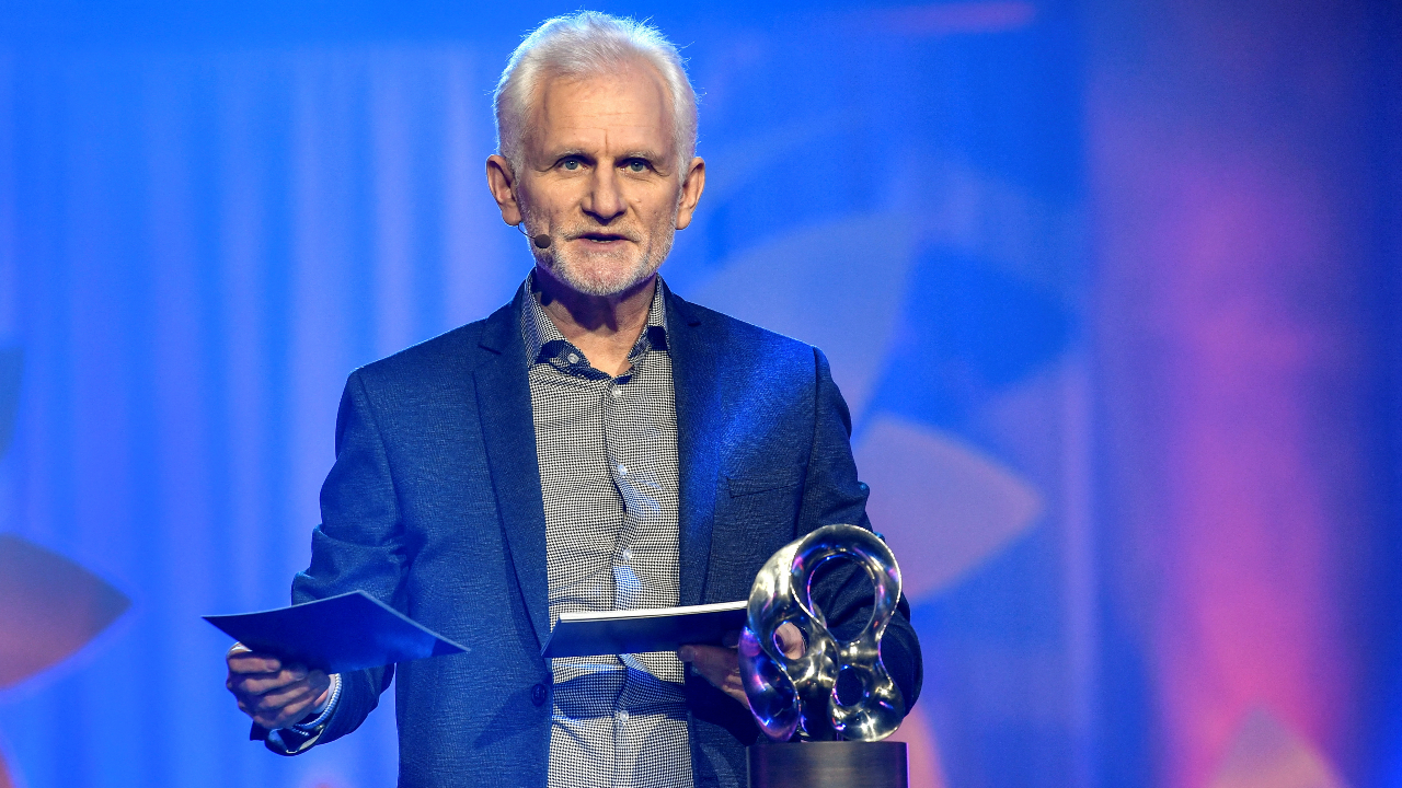 El activista de derechos humanos Ales Bialiatski, fundador de la organización Viasna (Belarús), recibe el premio Right Livelihood 2020 en la ceremonia de entrega digital en Estocolmo, Suecia, el 3 de diciembre de 2020.