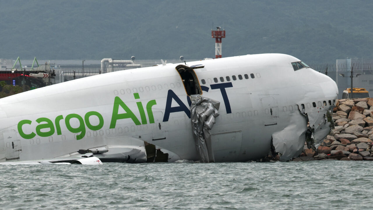 En images : un avion-cargo percute une voiture à l'aéroport de Hong Kong et finit en mer