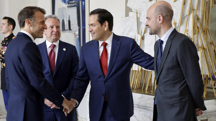 El presidente de Francia, Emmanuel Macron, estrecha la mano del secretario de Estado estadounidense, Marco Rubio, junto al enviado especial estadounidense, Steve Witkoff, y el ministro francés para Europa y Asuntos Exteriores, Jean-Noël Barrot, antes de una reunión en el palacio presidencial del Elíseo en París el 17 de abril de 2025.