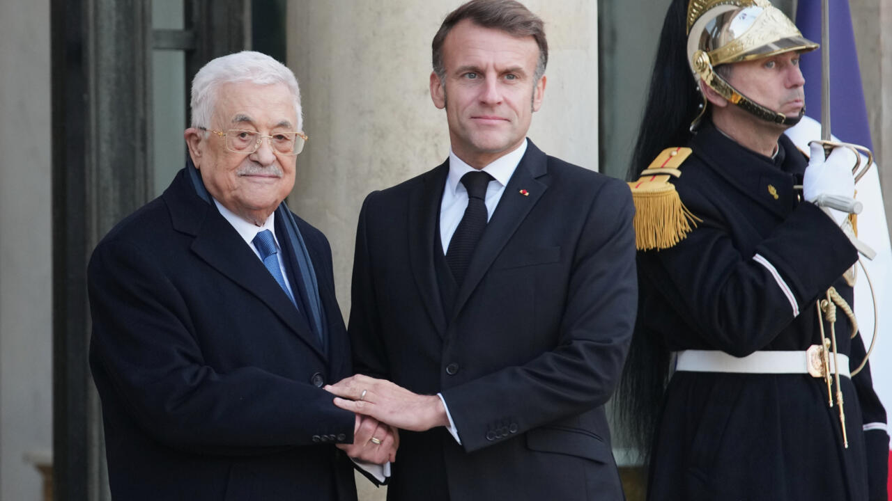 ماكرون وعباس يعلنان تشكيل "لجنة مشتركة" لصياغة دستور الدولة الفلسطينية