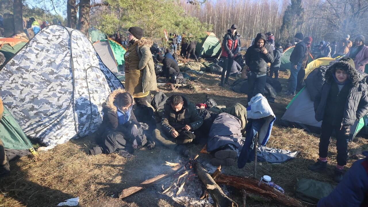 Migranci w obozie przy granicy polsko-białoruskiej w białoruskim obwodzie Grodno, 9 listopada 2021 r.