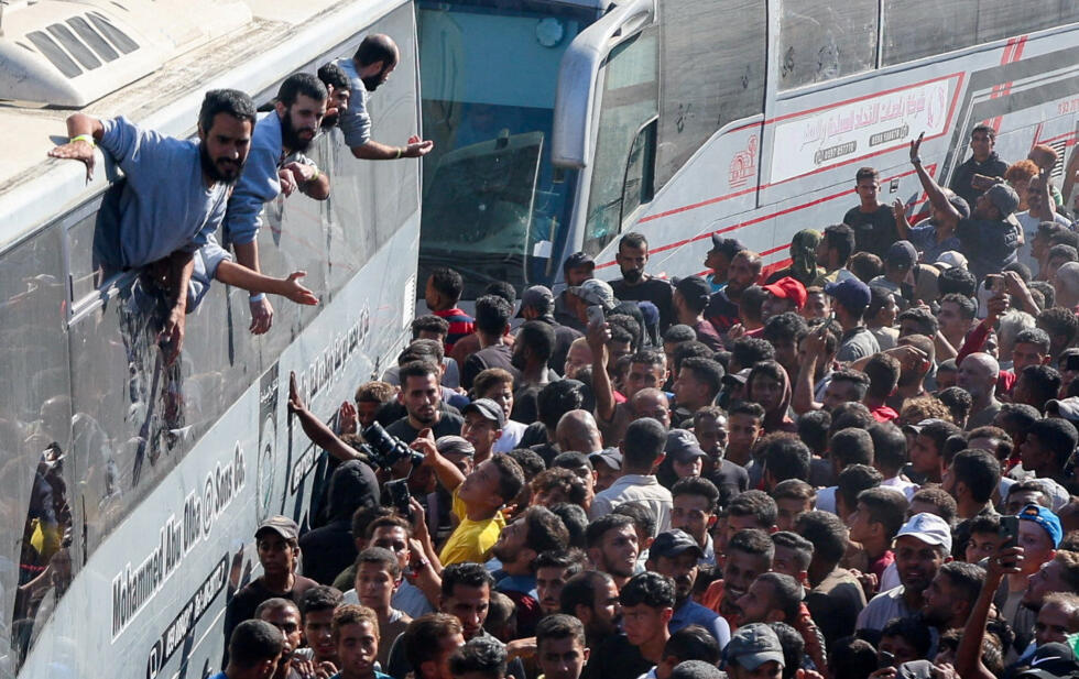 La gente se reúne en el hospital Nasser para dar la bienvenida a los prisioneros palestinos liberados por Israel como parte de un intercambio de rehenes por prisioneros y un acuerdo de alto el fuego entre Hamás e Israel, en Khan Younis, en el sur de la Franja de Gaza, el 13 de octubre de 2025.
