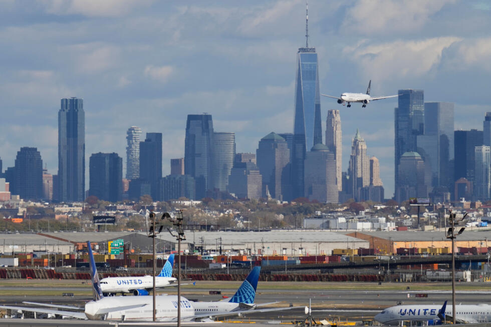 Un avión se aproxima al Aeropuerto Internacional de Newark (Nueva Jersey) con la ciudad de Nueva York de fondo, el jueves 6 de noviembre de 2025.
