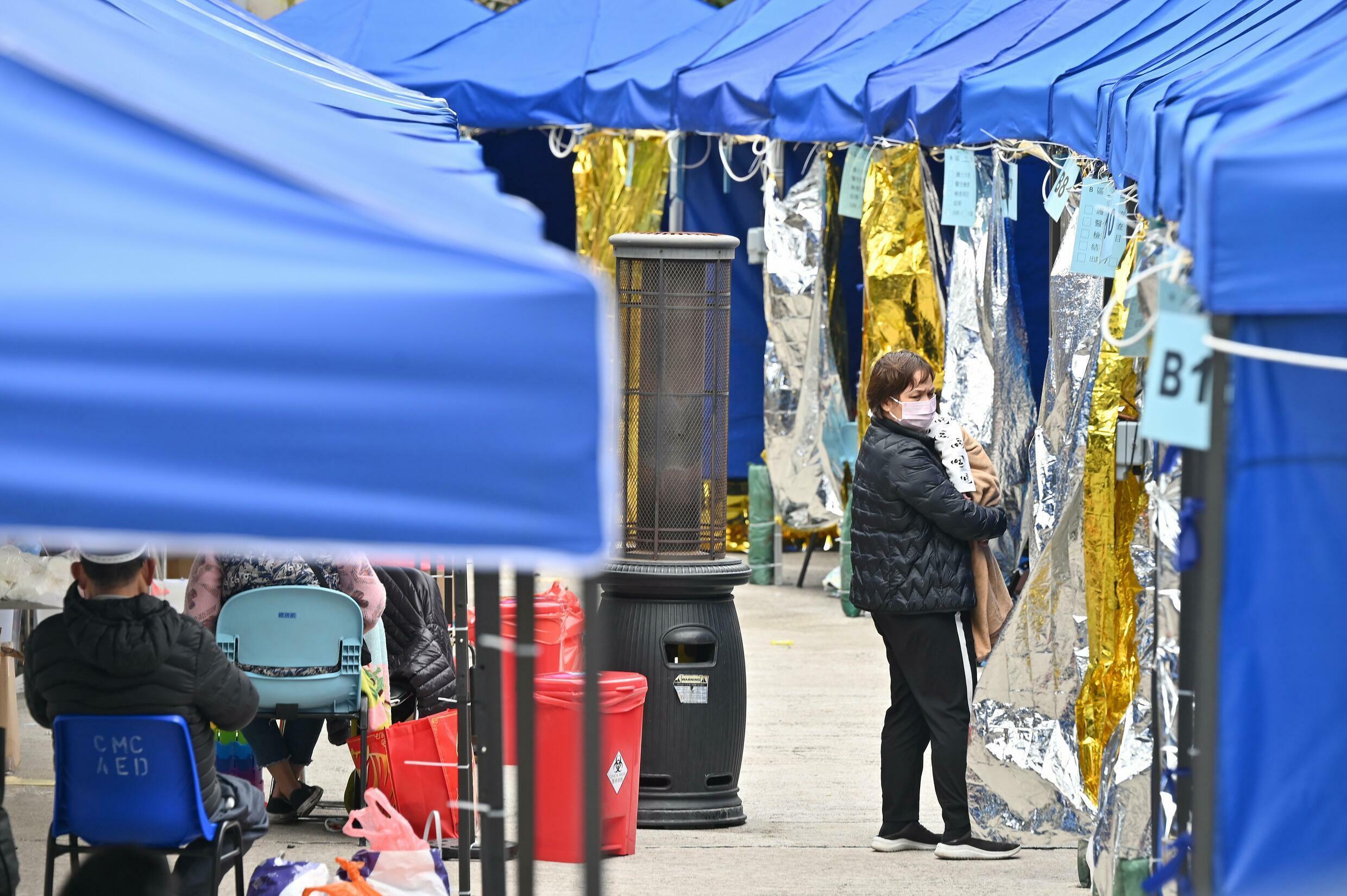 Un camp temporaire mis en place pour les patients de Covid-19 a été mis en place en raison de l'espace limité à l'extérieur du centre médical Caritas à Hong Kong