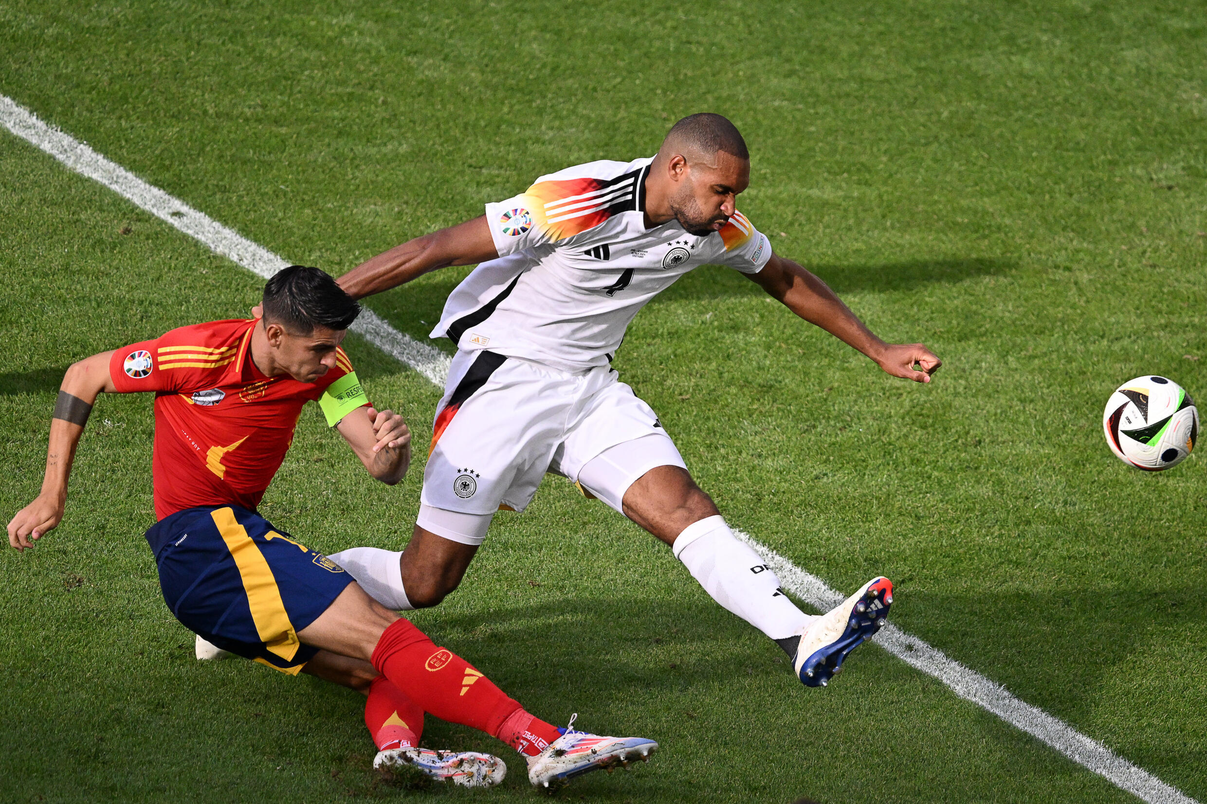 L'attaquant espagnol Alvaro Morata (à gauche)lors du quart de finale de l'Euro-2024 contre l'Allemagne, à Stuttgart le 5 juillet 2024
