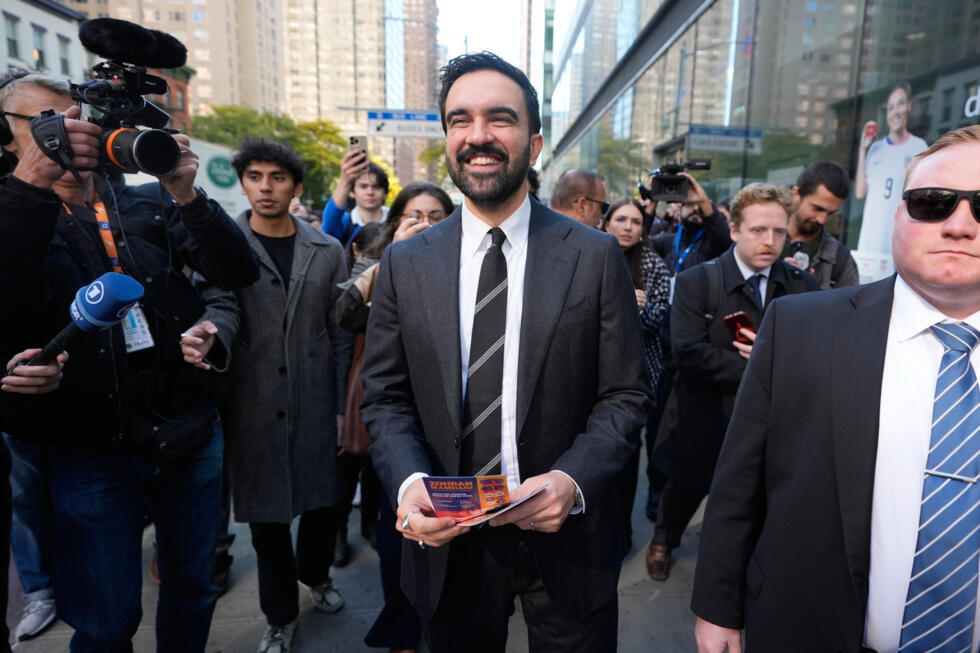 Le candidat à la mairie de New York, Zohran Mamdani, fait campagne dans les rues de New York, le 27 octobre 2025.