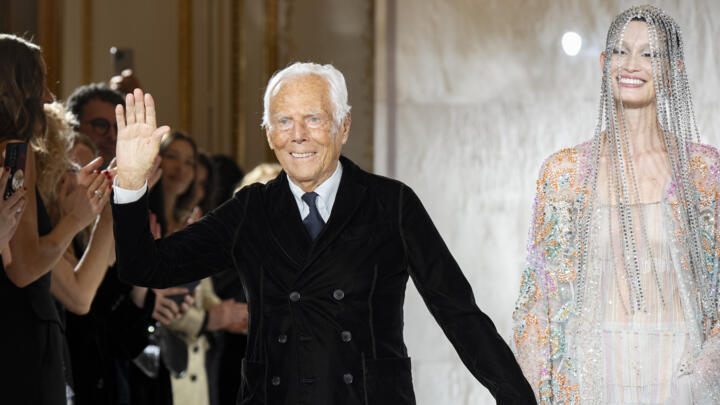 Le styliste italien Giorgio Armani à la fin d'un défilé de haute couture à Paris, le 28 janvier 2025.