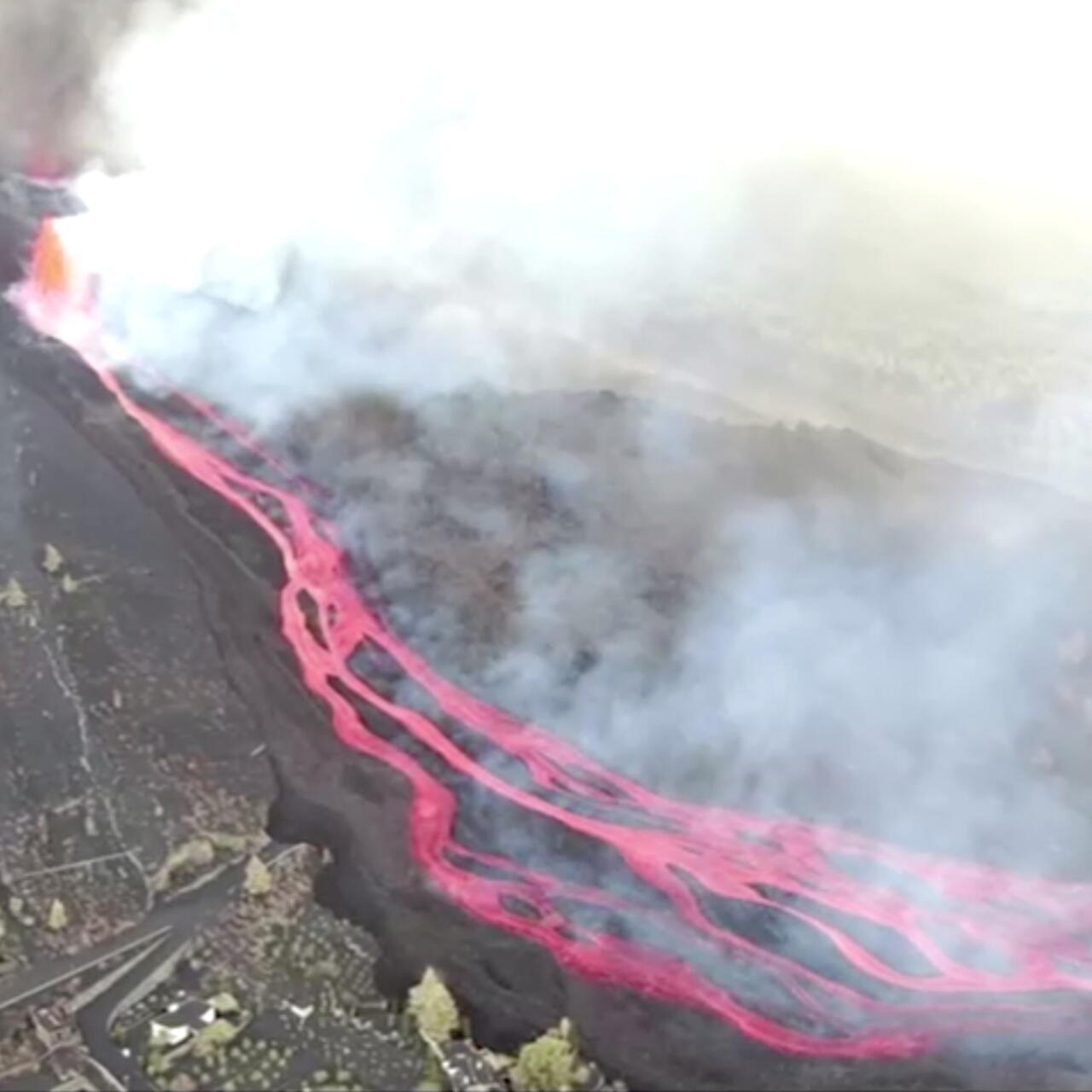 Aux Canaries La Lave Jaillissant Du Volcan Cumbre Vieja A Atteint L Ocean Atlantique