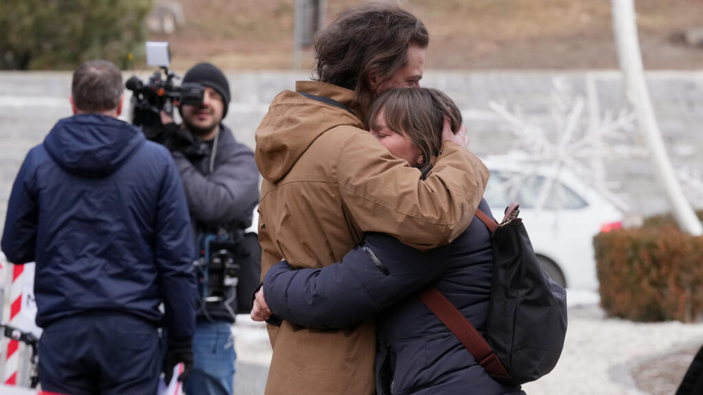 En direct : suivez la conférence de presse au lendemain de l'incendie en Suisse, à Crans-Montana