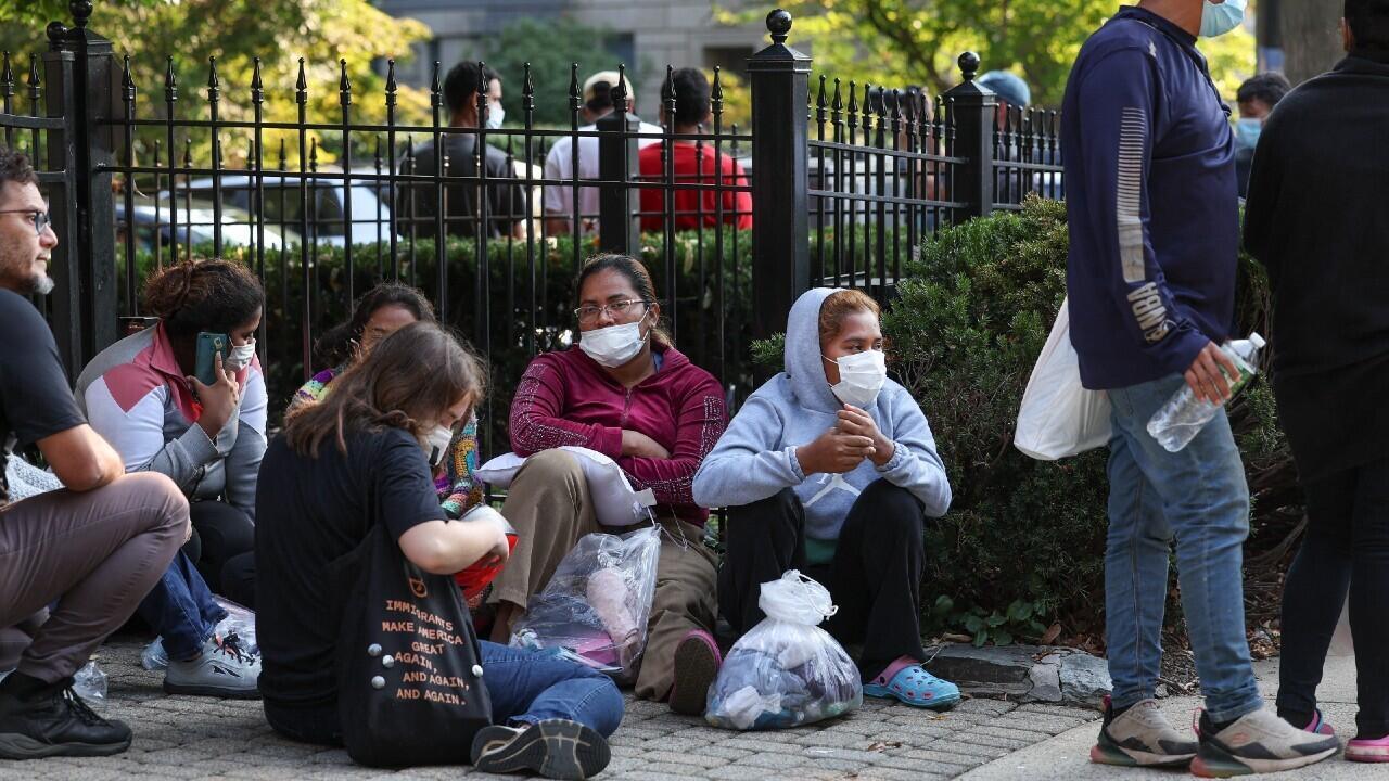 WASHINGTON, DC - 15 DE SEPTIEMBRE: Migrantes de Centro y Sudamérica esperan cerca de la residencia de la vicepresidenta de EE.UU., Kamala Harris, tras ser dejados el 15 de septiembre de 2022 en Washington, DC. El gobernador de Texas, Greg Abbott, envió autobuses con migrantes desde la frontera sur a la casa de Harris en la madrugada del jueves.
