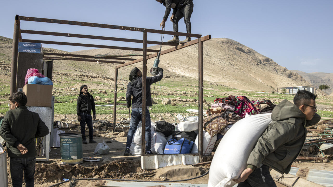 عنف المستوطنين يدفع سكان تجمع بدوي في الضفّة الغربيّة المحتلّة إلى الرحيل