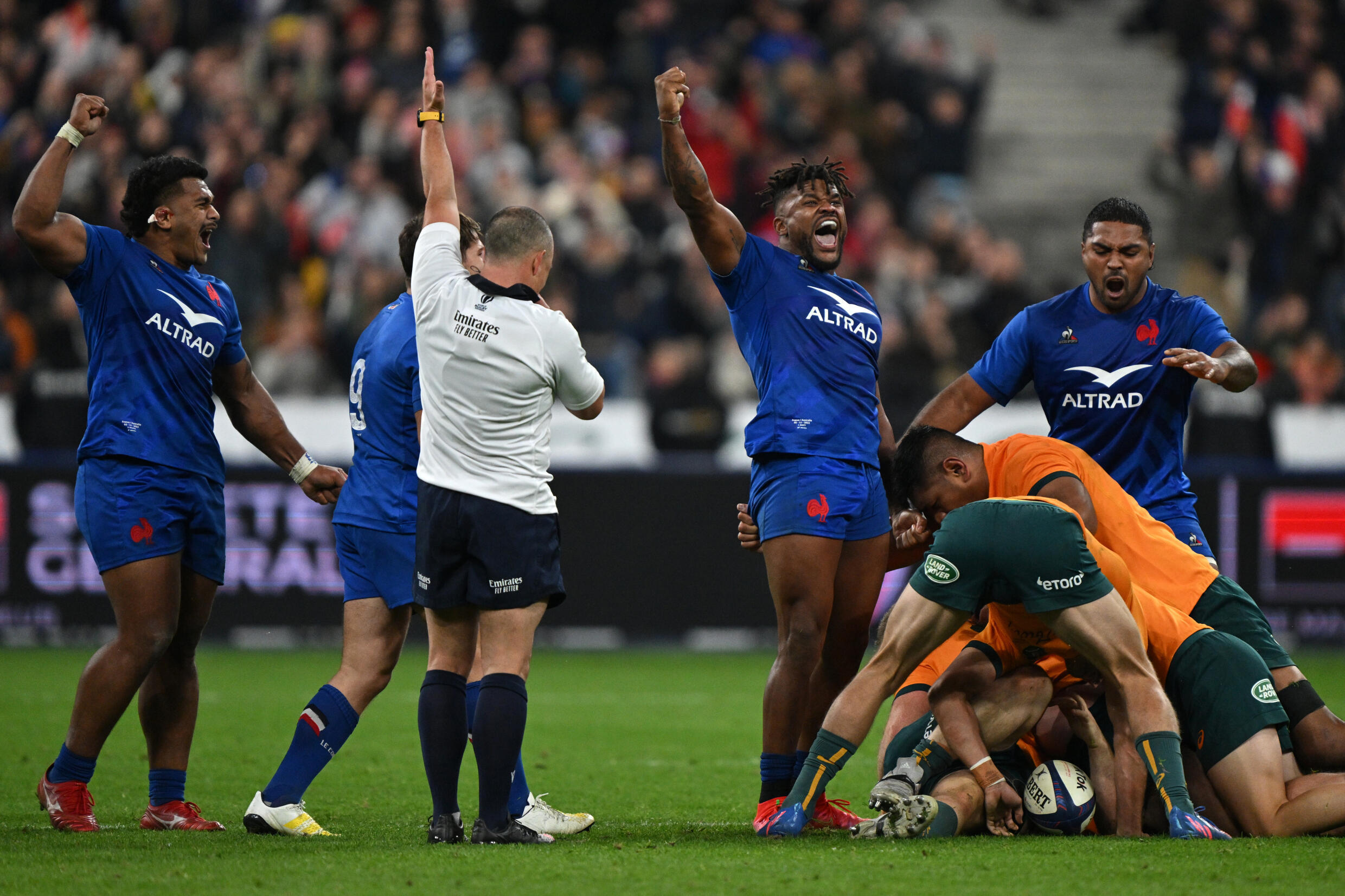 'Beautiful' Penaud late try guides France to Australia win