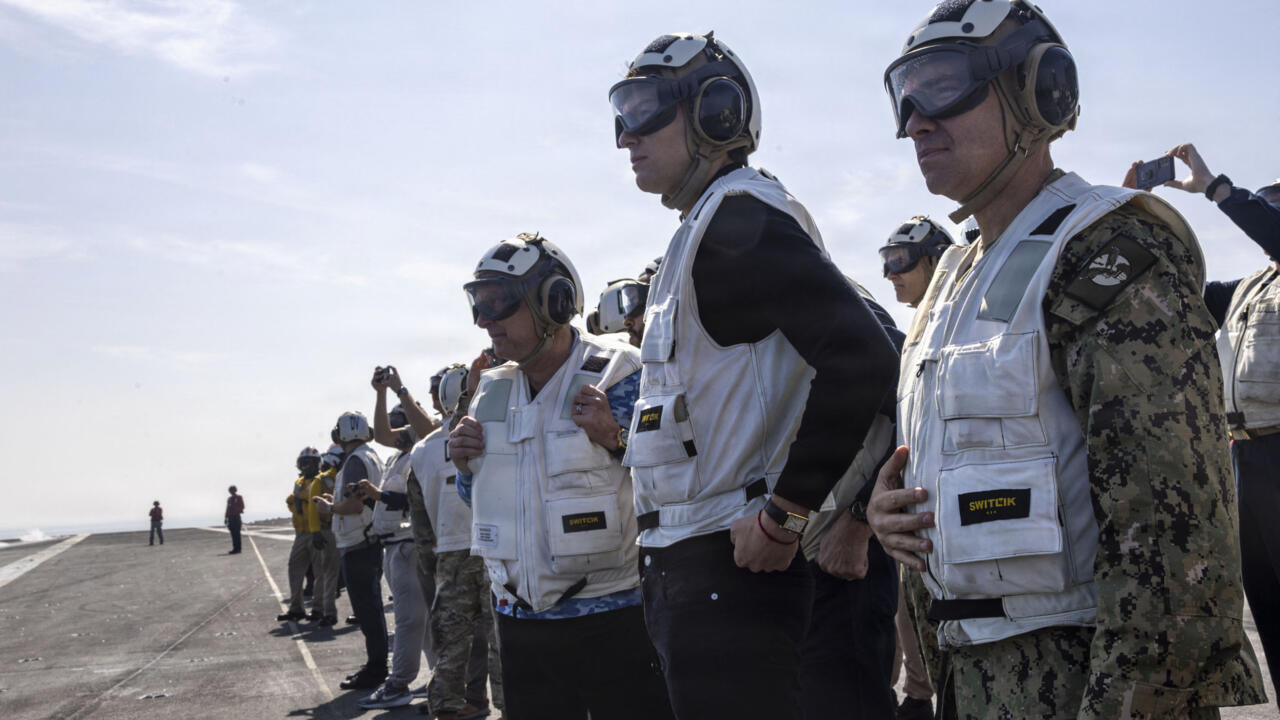 ويتكوف يزور حاملة الطائرات لينكولن وإيران تتمسك بالتفاوض وتصر على "خطوطها الحمر"