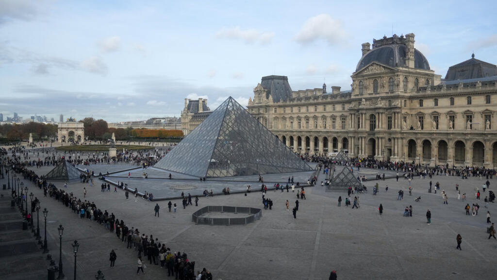 Two suspects arrested in Louvre museum jewellery heist