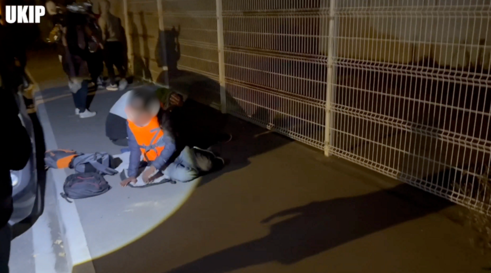 Capture d'écran d'une vidéo partagée par Ukip le 30 septembre 2025 montrant des membres du groupe réveillant des migrants en pleine nuit.
