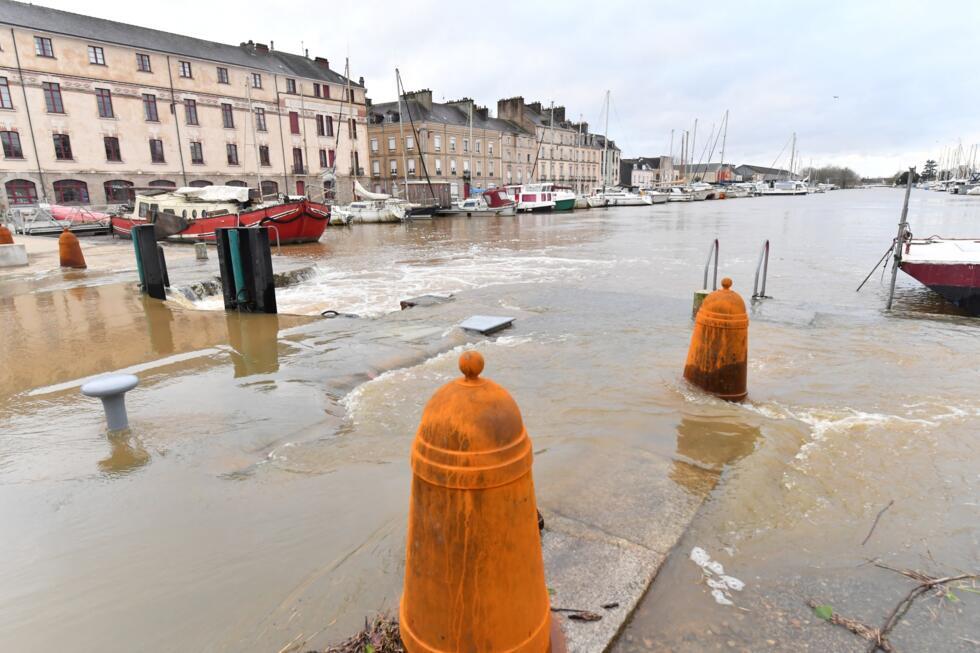 Cette photo montre l'eau s'engouffrant dans le port de Redon, le 30 janvier 2025.