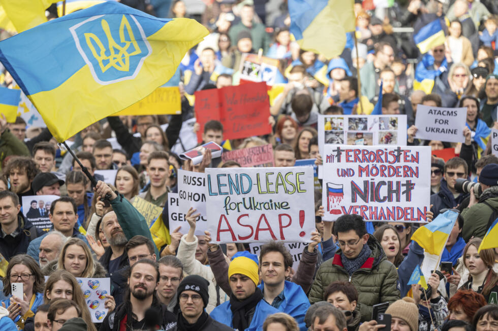 Miles protestaron en las calles de Alemania en contra del envío de armamento a Ucrania el 18 de febrero de 2023.
