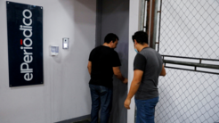 Empleados caminan hacia sus puestos de trabajo en las instalaciones del periódico elPeriódico, en Ciudad de Guatemala, Guatemala, 1 de agosto de 2022.