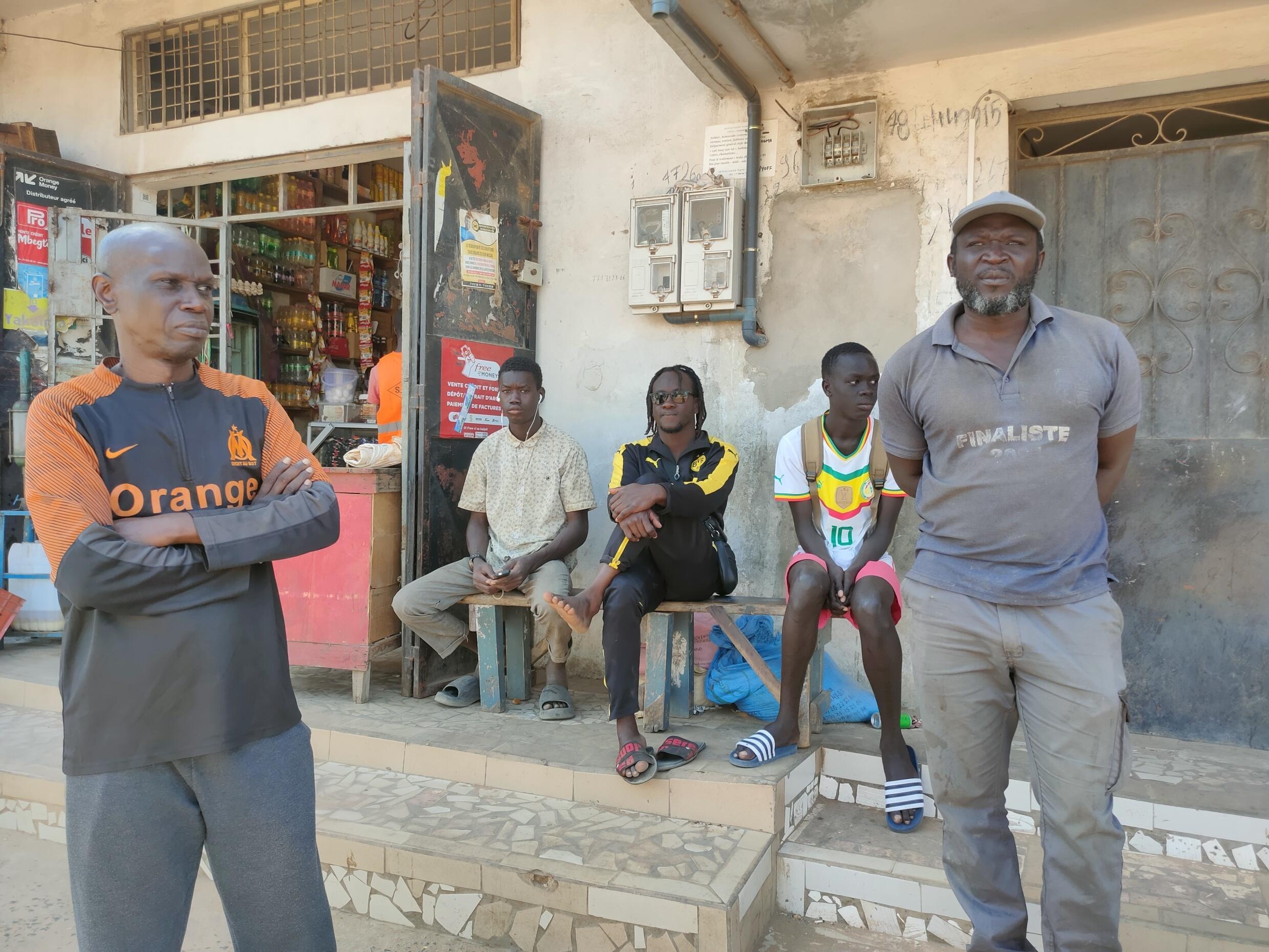 Ablaye et Djily, déçus par la destruction du chantier devant leur domicile.