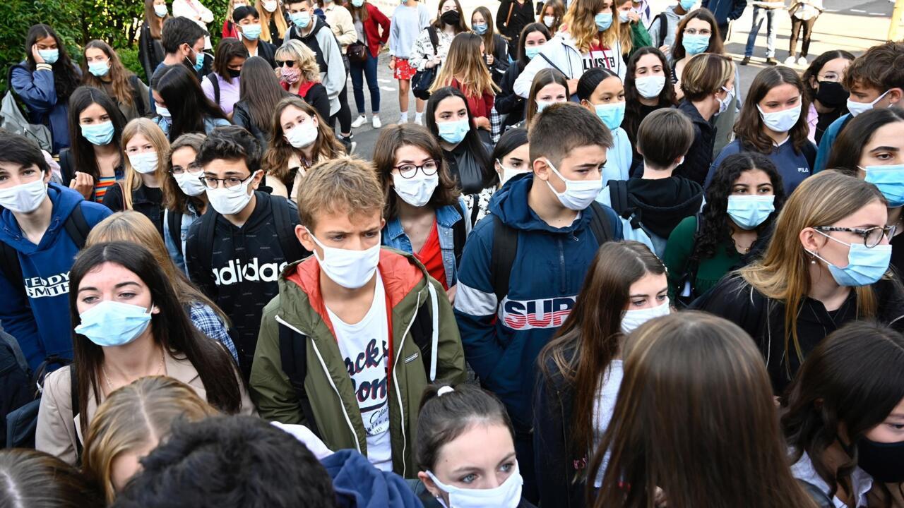 covid-19-french-high-school-students-authorized-to-follow-50-of