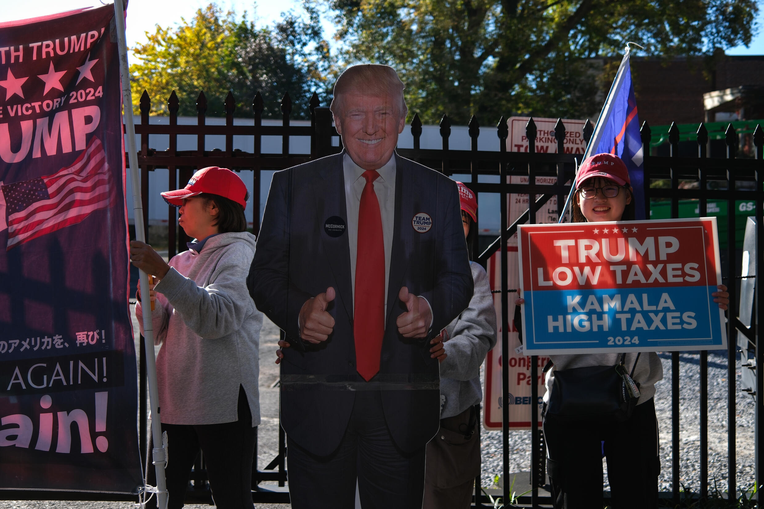Des militants pro-Trump à Lancaster, en Pennsylvanie, dimanche 20 octobre 2024.