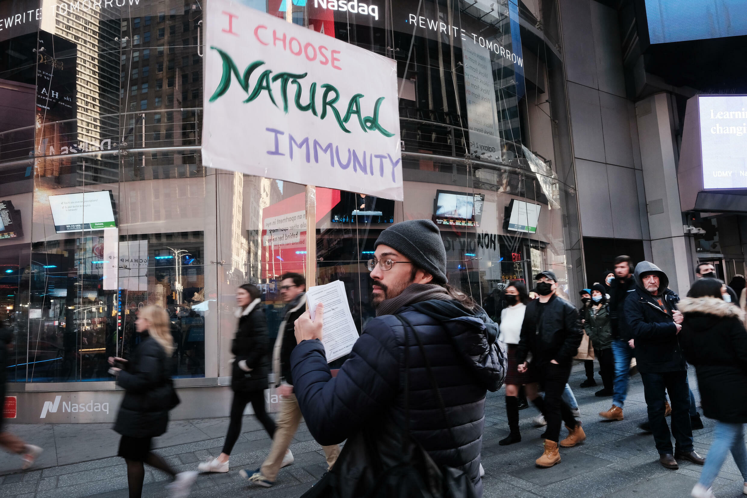 Demonstrators in Manhattan on December 5, 2021 against the demand for a vaccine