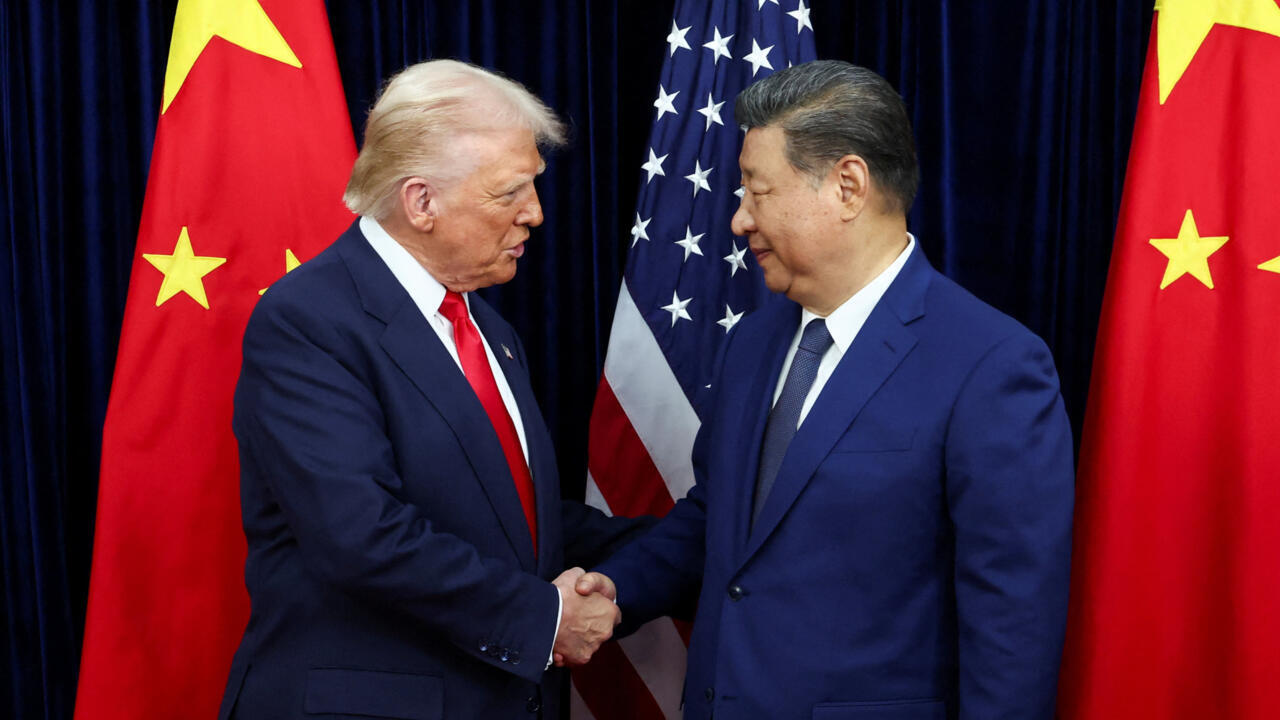 El presidente estadounidense, Donald Trump, estrecha la mano del presidente chino, Xi Jinping, durante una reunión bilateral en el aeropuerto internacional de Gimhae, en el marco de la cumbre de la Cooperación Económica Asia-Pacífico (APEC), en Busan, Corea del Sur, el 30 de octubre de 2025.