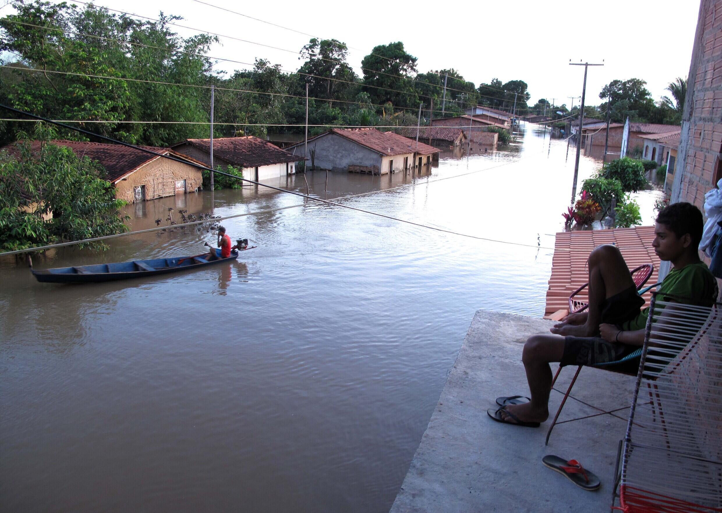 Un hombre cruza en barca una calle inundada en Itapecuru Mirim, en el estado nororiental de Maranhao, Brasil, el jueves 7 de mayo de 2009. Las inundaciones han causado al menos 32 muertos y han dejado sin hogar a casi 200.000 personas en una vasta región que se extiende desde la selva amazónica hasta la costa atlántica nororiental, mientras los meteorólogos predicen que el mal tiempo podría durar semanas.(AP Photo/ Andre Penner)