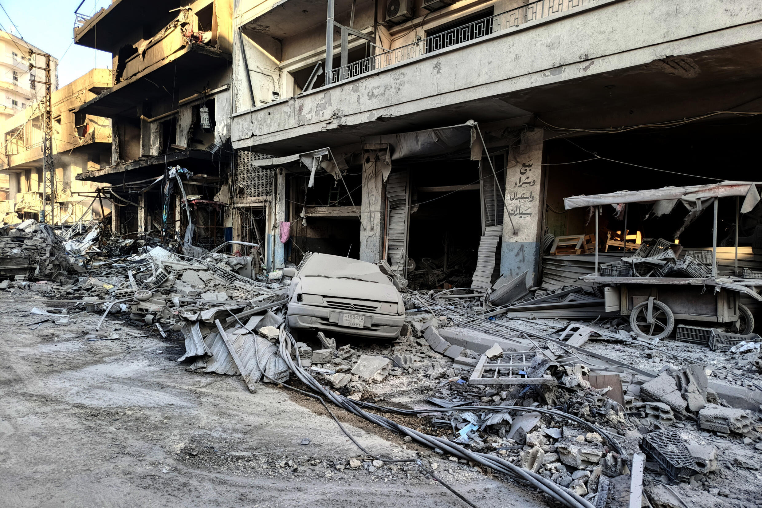 Véhicule recouvert de poussière après des frappes aériennes qui ont visé le village d'Abbassiyeh, dans le sud du Liban, le 31 octobre 2024