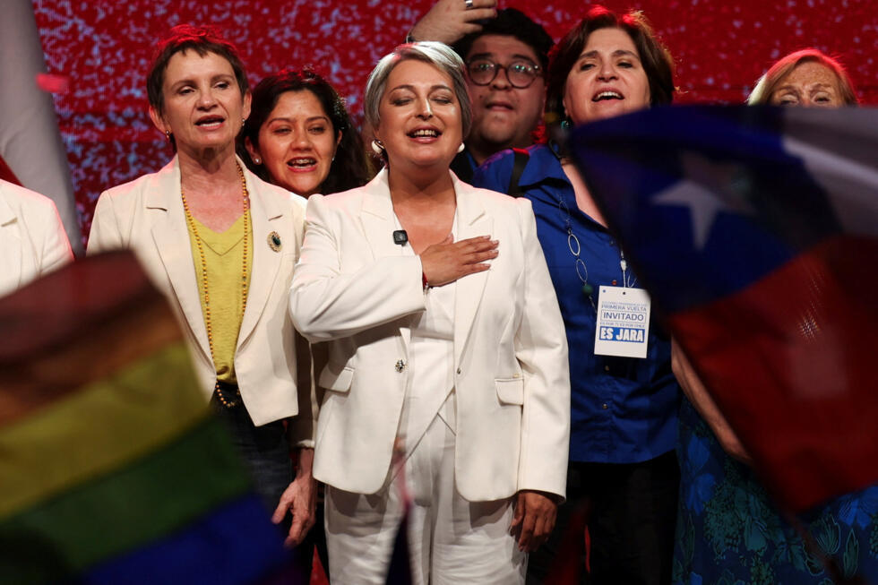 Jeannette Jara, candidata presidencial de la coalición izquierdista gobernante y miembro del Partido Comunista, tras dirigirse a sus seguidores desde Santiago de Chile el 16 de noviembre de 2025.