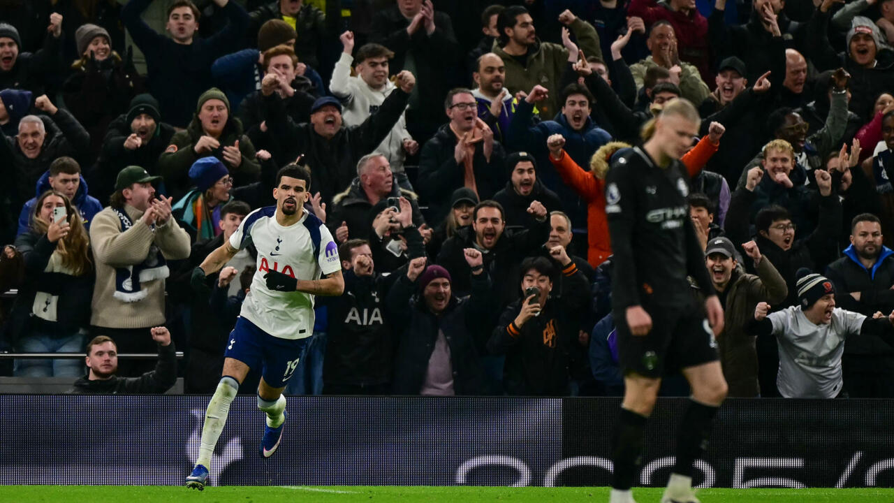 بطولة انكلترا: توتنهام يسدي خدمة لأرسنال باسقاطه سيتي في فخ التعادل ويونايتد يواصل استقافته