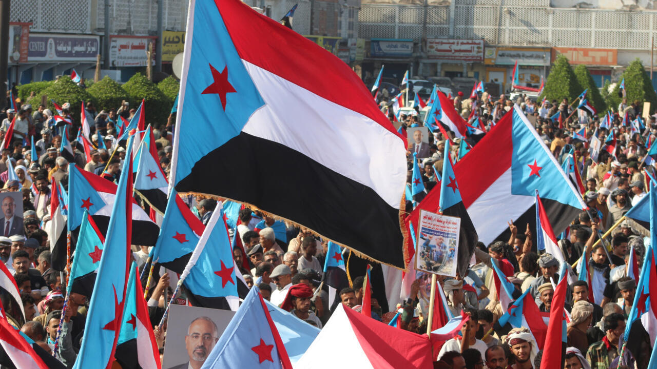 آلاف اليمنيين يتظاهرون في عدن دعما للمجلس الانتقالي الجنوبي