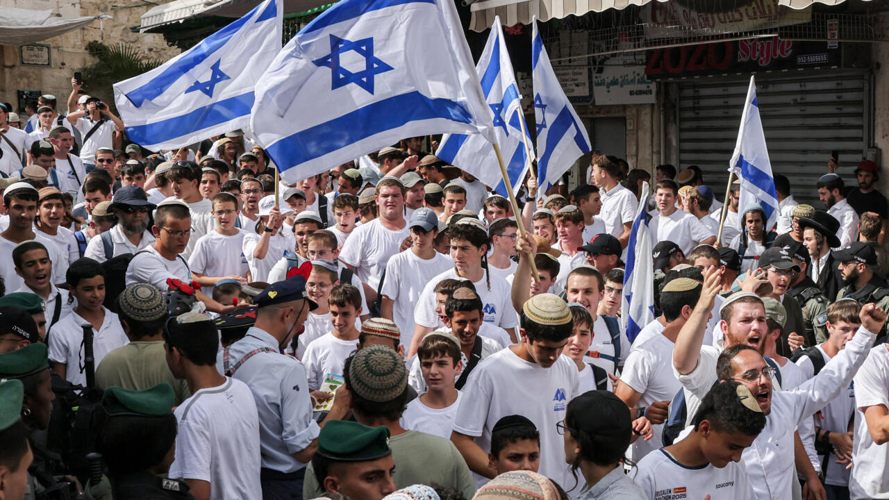 Ultranacionalistas israelíes corean "muerte a los árabes" en marcha anual del Día de Jerusalén
