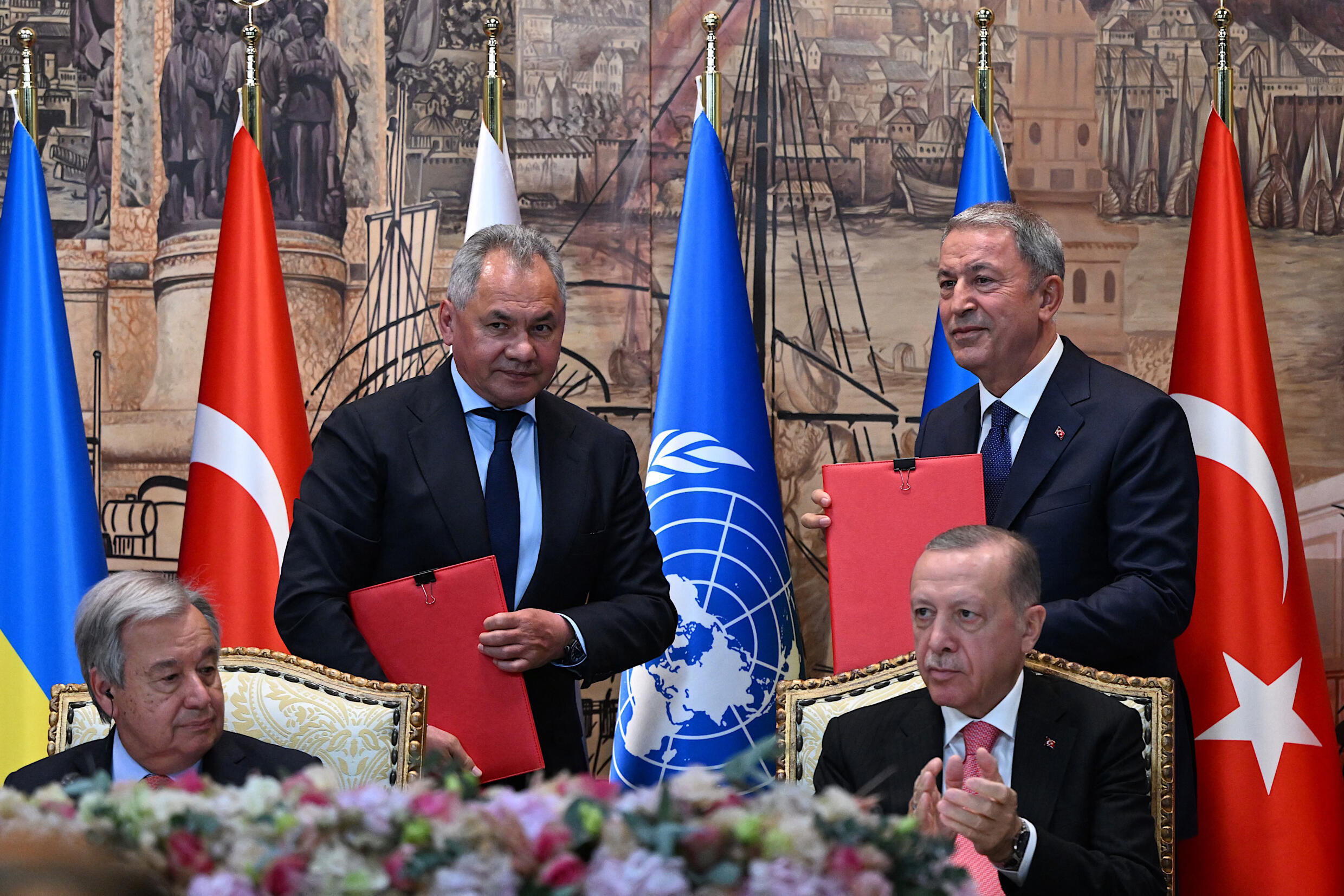 El secretario general de la Organización de las Naciones Unidas (ONU), António Guterres, el ministro de Defensa ruso, Sergei Shoigu, el ministro de Defensa turco, Hulusi Akar, y el presidente turco, Recep Tayyip Erdogan, en la ceremonia de firma del acuerdo sobre la exportación de cereales y alimentos desde los puertos ucranianos, en Estambul, 22 de julio de 2022