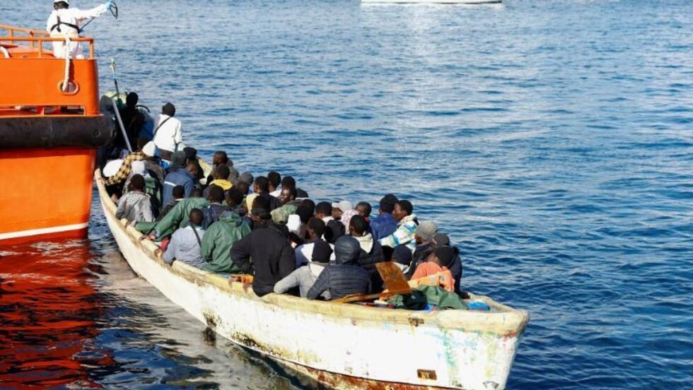 Un navire de secours espagnol remorque une embarcation de migrants en fibre de verre vers le port d'Arguineguin, sur l'île de Grande Canarie, le 25 décembre 2024.