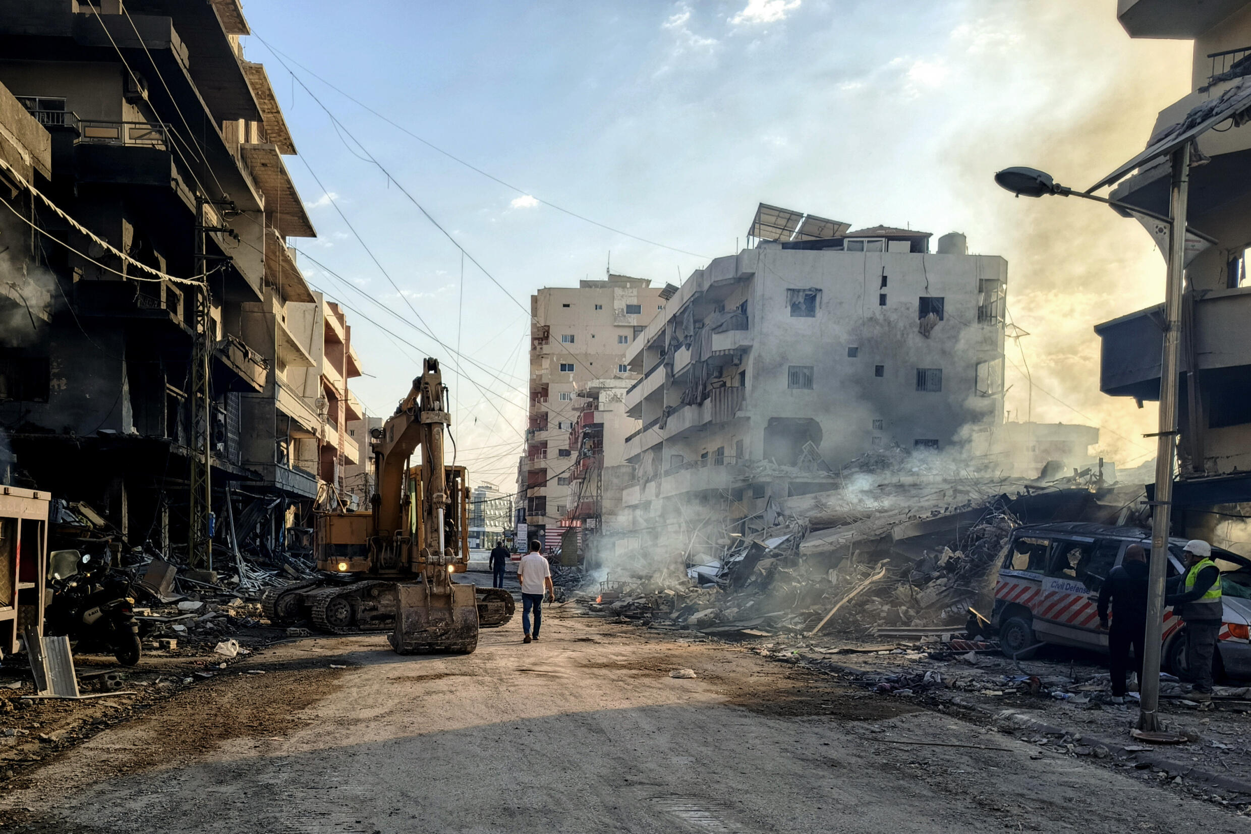 Des membres de la Défense civile enlèvent les décombres de frappes aériennes qui ont visé le village d'Abbassiyeh, dans le sud du Liban, le 31 octobre 2024