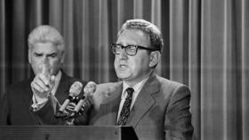 Le 26 octobre 1972, sept jours avant l'élection présidentielle américaine, le conseiller à la sécurité nationale des États-Unis Henry Kissinger annonce que "la paix est à portée de main" au Vietnam.