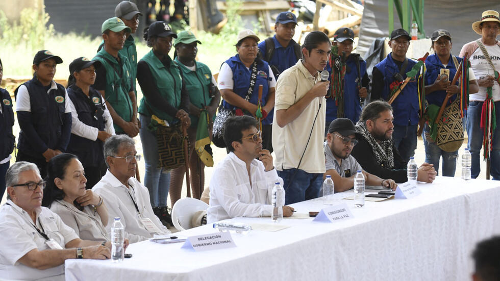 Andrey Avendaño, delegado del Estado Mayor Central de las disidencias de las FARC, habla durante el anuncio de los diálogos de paz entre las disidencias de la guerrilla de las FARC autodenominadas Estado Mayor Central (EMC) y el gobierno colombiano, en Suárez, Colombia, 19 de septiembre de 2023.